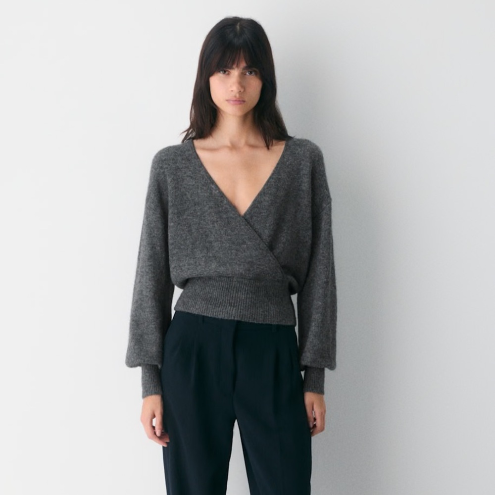 Aritzia (Wilfred) Softspoke Dear Black V Neck Sweater